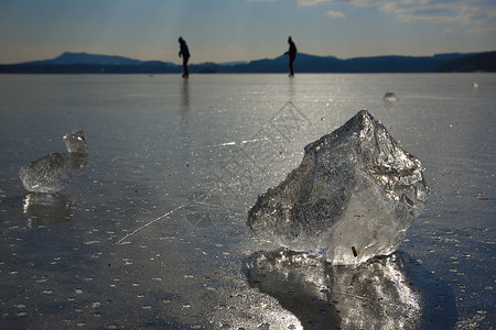 在结冰的湖面的浮冰与反射男子在结冰图片