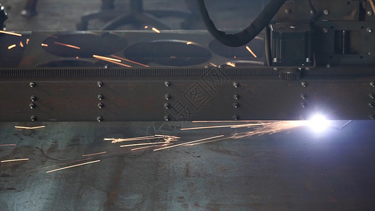 金属切割火花从激光中飞出在车间切割钣金重工业中的现代工具高精度数控激光切割金属板和金属管在工厂背景图片