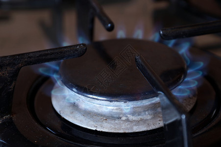 炉子上燃烧的气环图片