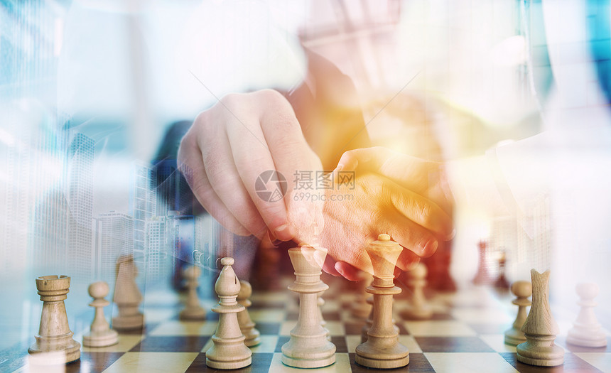与国际象棋游戏和握手商务人士在办公室的商业策略企业世界的挑战和术概图片