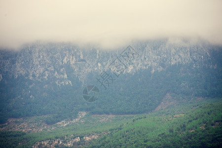 山地景观与天空对立山地村庄图片