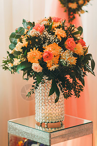 桌上有鲜花的婚礼花盆图片