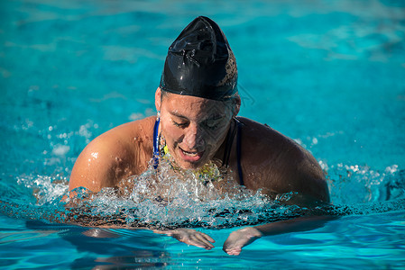 女游泳运动员在没有戴护目镜的情况下参加比赛时图片