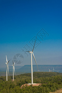 风力涡轮机发电与蓝天图片