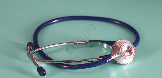 对蓝色背景的听诊器剪贴板笔和眼睛镜的顶部视图图片