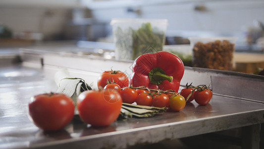 商业烹饪和上菜概念中餐桌上的蔬菜西红柿番图片