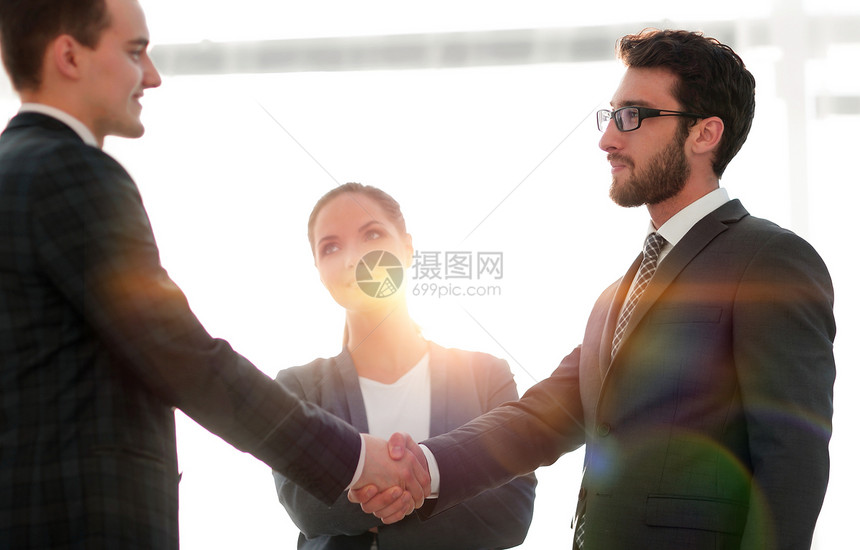 伙伴关系的概念自信的握手商业伙伴图片