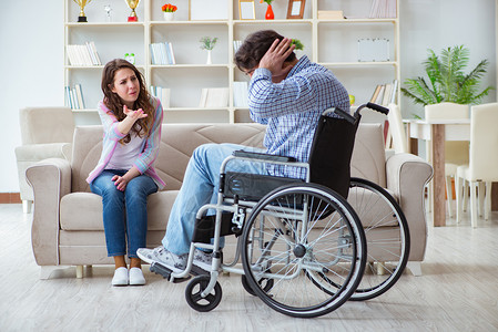 轮椅的绝望残疾人图片