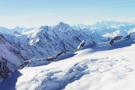 山峰和阿莱施冰川在瑞士阿图片