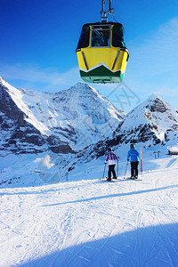 瑞士曼利钦瑞士阿尔卑斯山冬季运动胜地有电缆汽车图片
