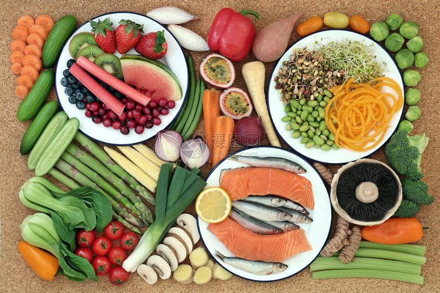健康饮食概念的健康食品与软木背景上的新鲜鱼蔬菜和水果富含欧米茄3抗氧化剂花青素矿物质维生素和膳食纤维的健康食品图片