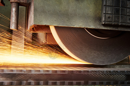 金属加工机械工业在工厂的横向研磨机上粉碎或碾图片