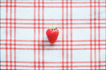 桌上的一个草莓背景图片