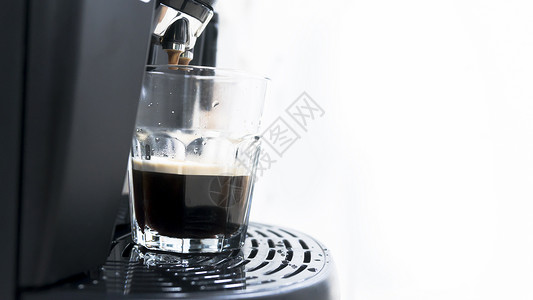 一杯咖啡从豆子到咖啡机滴水卡布奇诺和图片