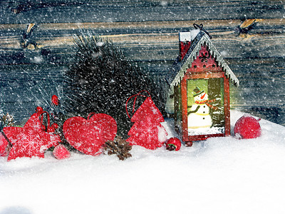 圣诞灯笼水果浆苹和冷杉树枝雪装饰图片