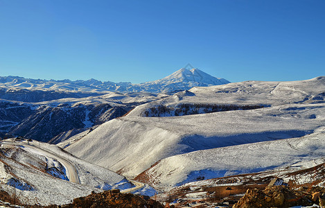 冬季公路穿过山区通图片