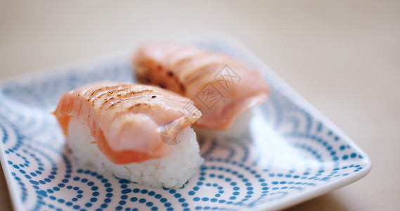 烤三文鱼寿司特写图片