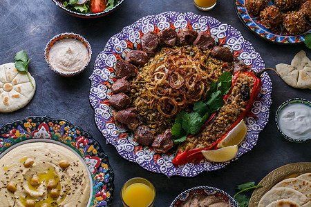 Mejadra或米饭与扁豆和shishkebab图片