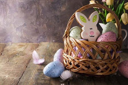 篮子里多彩的东边鸡蛋和饼干兔子图片