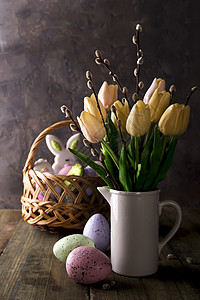 春假郁金香和复活鸡蛋木制生锈背景篮图片