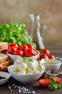 意大利食品成分mozzarella西红柿basil和橄榄油在图片