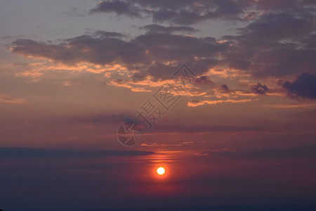 美丽的夕阳日出时有云天空有云自然图片