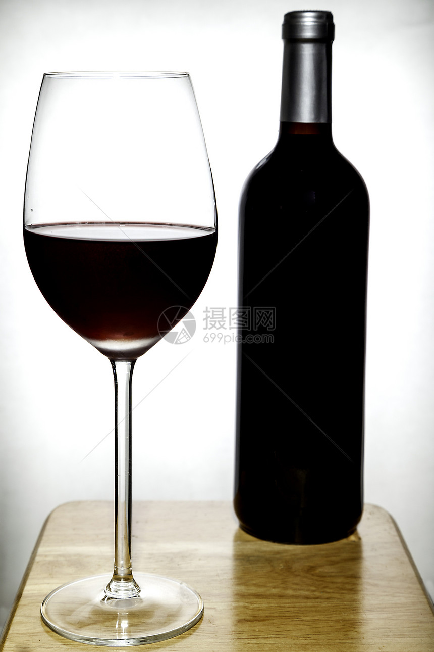 白底木材上红葡萄酒的图片