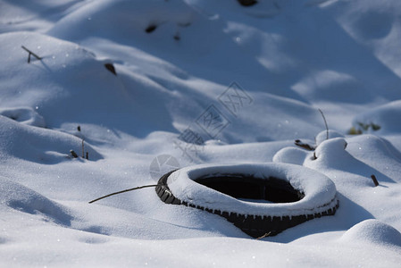 越野车轮胎留在雪沟里图片