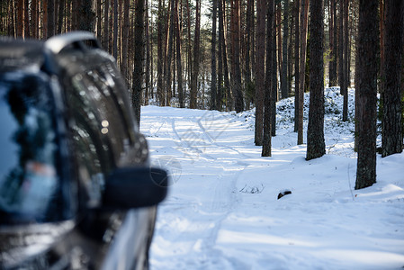 车前轮胎卡在雪中前面铺着雪路前方图片
