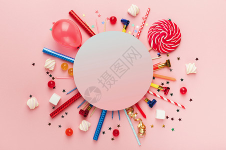 儿童生日派对背景粉红色背景上带糖果棒糖和五彩纸屑的框架复制图片