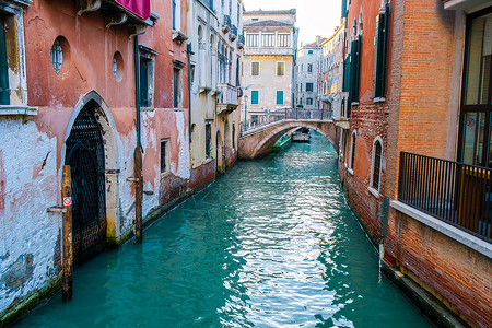 典型的威尼斯狭窄的水渠和古老的传统多彩建筑图片