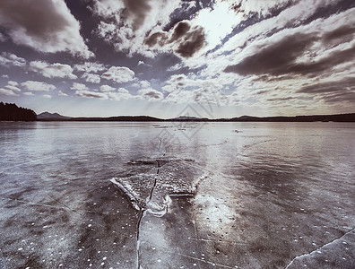 在结冰的湖面的浮冰与反射冰面深处的裂缝图片