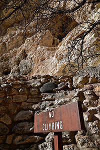 在亚利桑那州悬崖边建起的蒙特祖玛城堡附近禁止图片