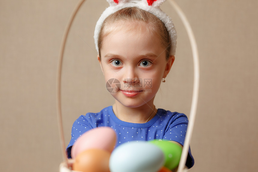 穿着兔子耳朵的可爱小女孩拿着带复活图片