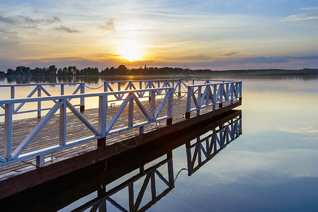 塞利格湖日落时的湖边码头图片