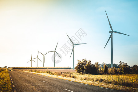 荷兰农村风力涡轮机和工图片