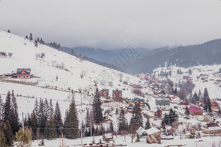 东欧喀尔巴阡山脉的村庄混乱的冬图片