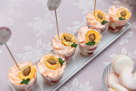 豪华婚礼餐饮现代甜点餐桌纸杯蛋糕水果糖昂贵的婚宴上图片