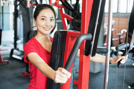 美丽的肌肉适合女人锻炼肌肉和健身女人在健身房锻炼健身健康生图片