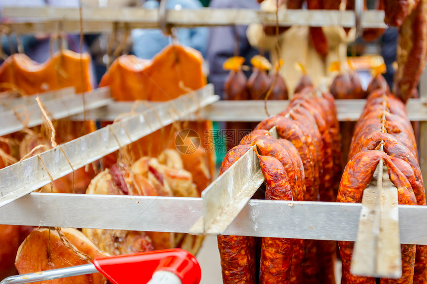 腌肉和香肠挂在户外跳蚤市场出售图片