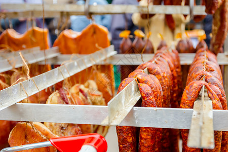 腌肉和香肠挂在户外跳蚤市场出售图片