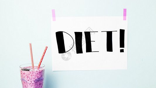 蓝底色的红稻草和粉红色胶带附着的Diet符号图片