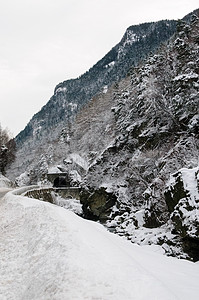 法国阿尔卑斯山的雪景沿法国和意大图片