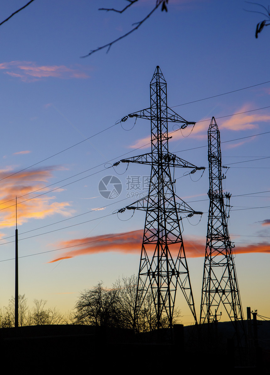 日落时的电塔和电线图片