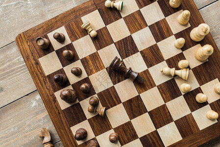 木质表面棋子分散的象棋背景图片