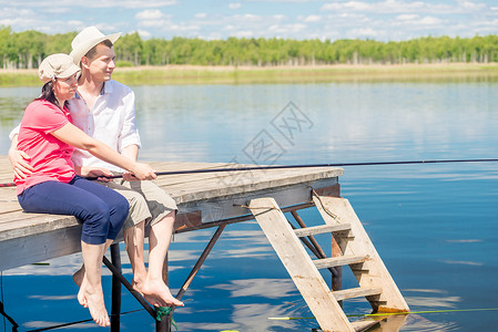 在码头上一对幸福的情侣赤脚在美图片