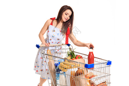 微笑的年轻女子在超市购物图片