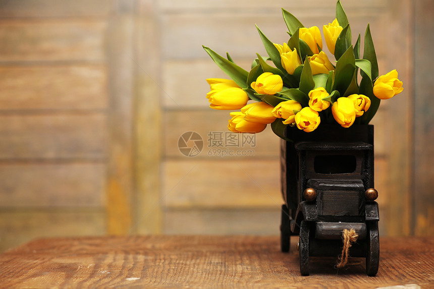 一束黄色郁金香放在地板上的花瓶里黄色郁金香花送给女人节的礼物美丽的黄色花朵在图片