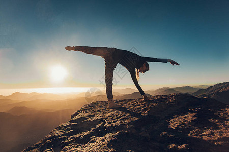 女在西奈山悬崖边缘做瑜伽锻炼埃及图片