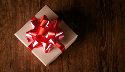 一个节日礼物盒上面的木桌风景背景图片